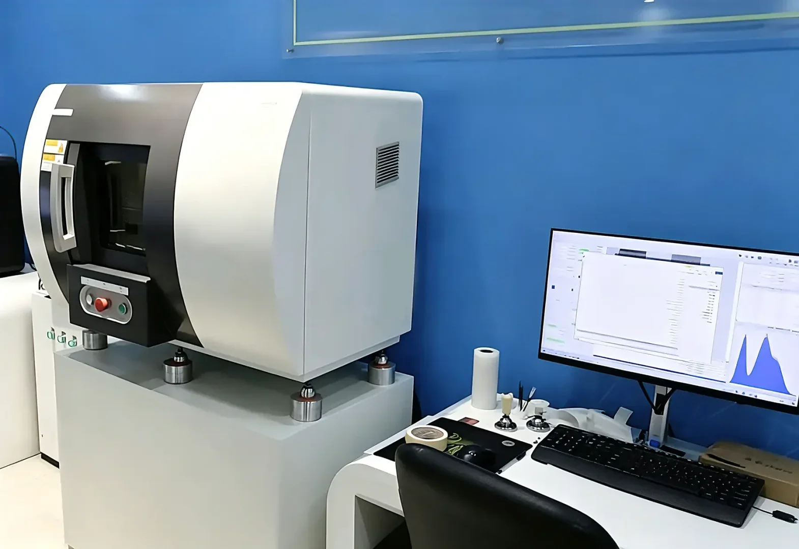 Shock-resistant mini desktop X-ray CT machine for lab, vehicle and marine onboard inspection